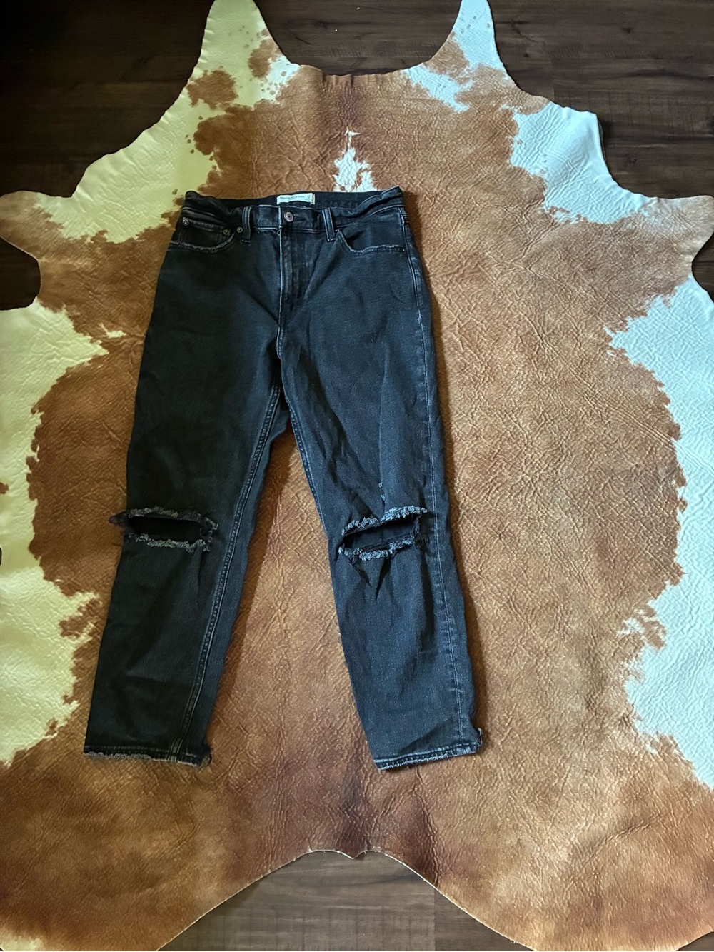Abercrombie and Fitch the mom high rise
size 27/4 S
No flaws